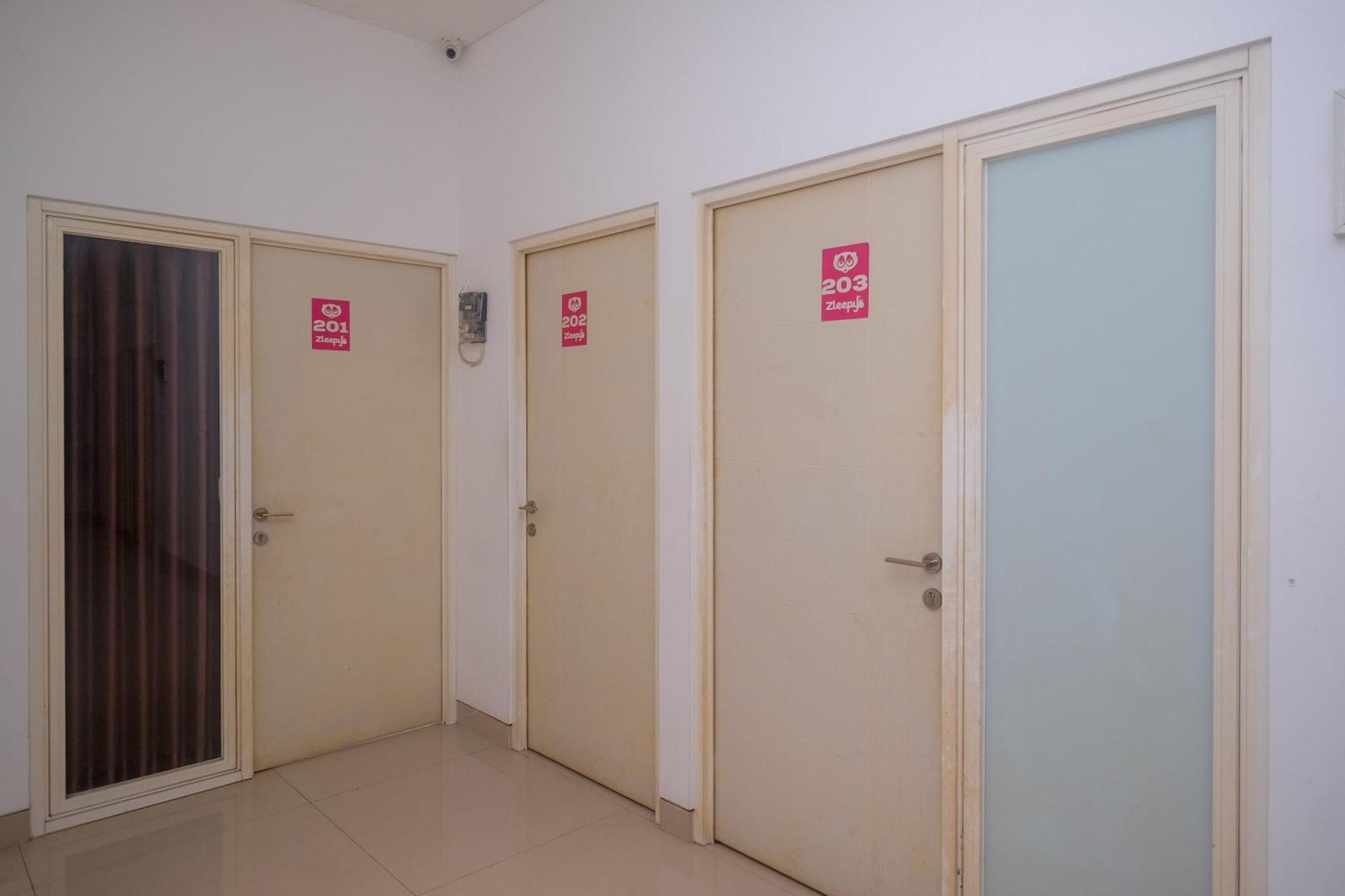 Готель Reddoorz Syariah Near Simpang Lima Semarang Jomblang Екстер'єр фото