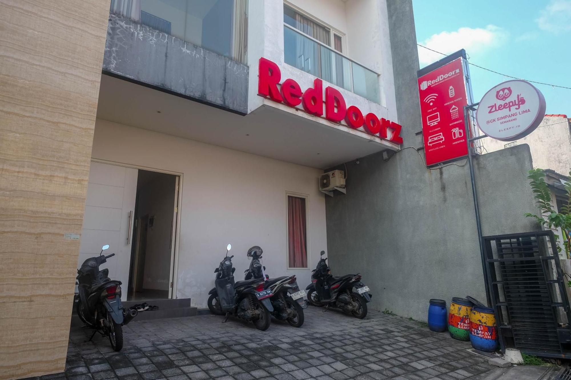 Готель Reddoorz Syariah Near Simpang Lima Semarang Jomblang Екстер'єр фото