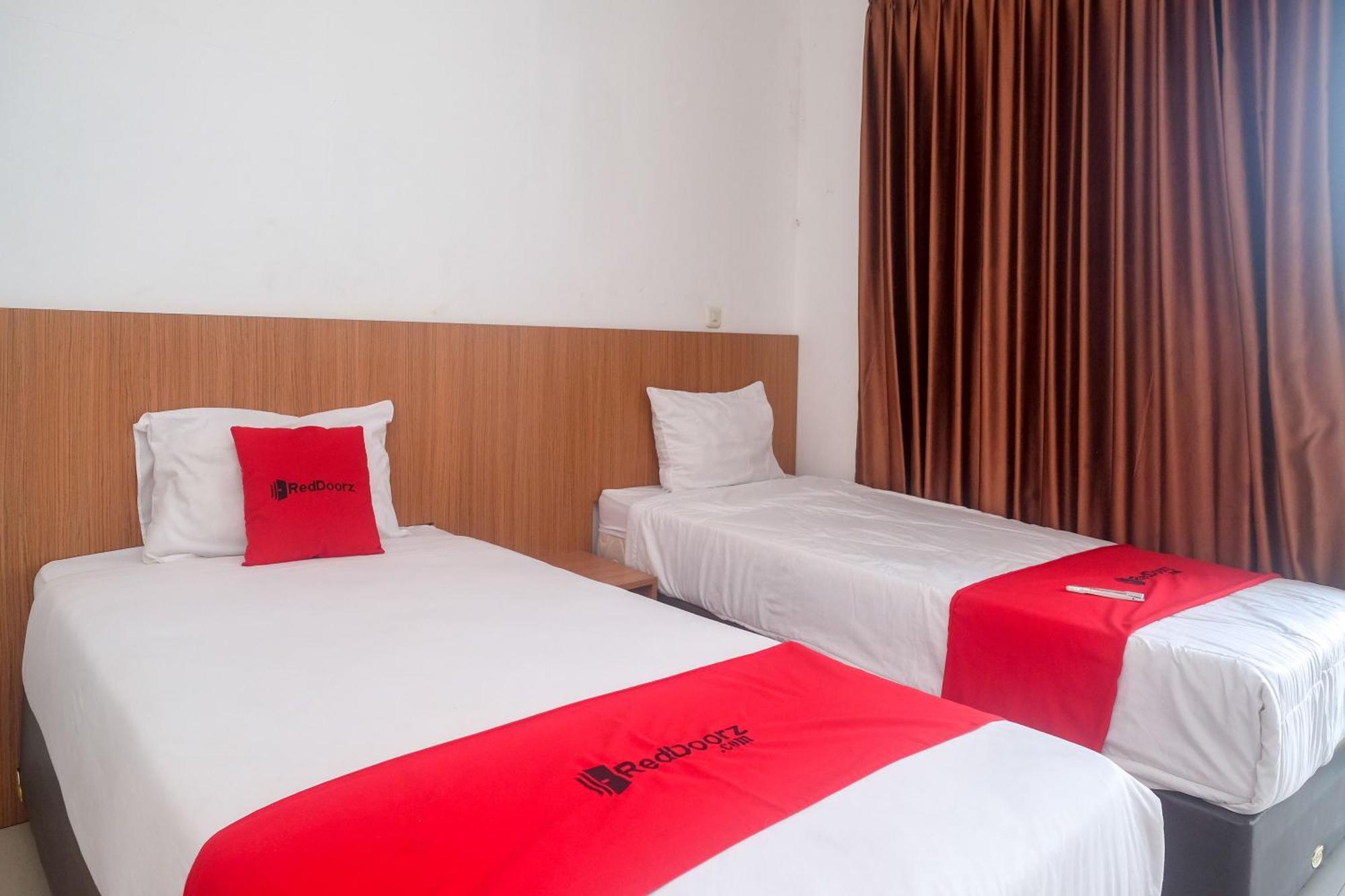 Готель Reddoorz Syariah Near Simpang Lima Semarang Jomblang Екстер'єр фото