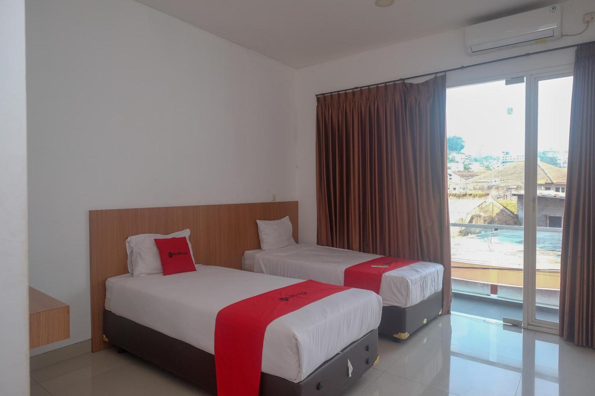 Готель Reddoorz Syariah Near Simpang Lima Semarang Jomblang Екстер'єр фото