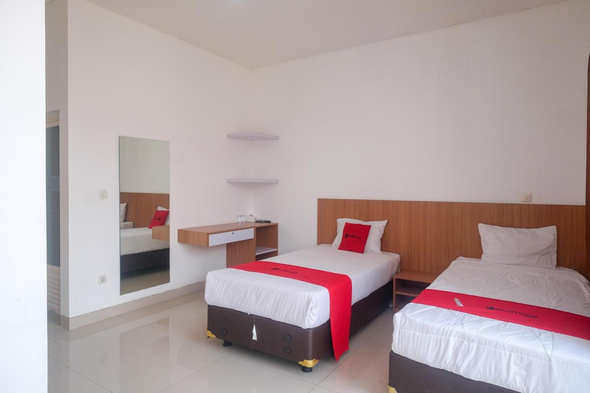 Готель Reddoorz Syariah Near Simpang Lima Semarang Jomblang Екстер'єр фото
