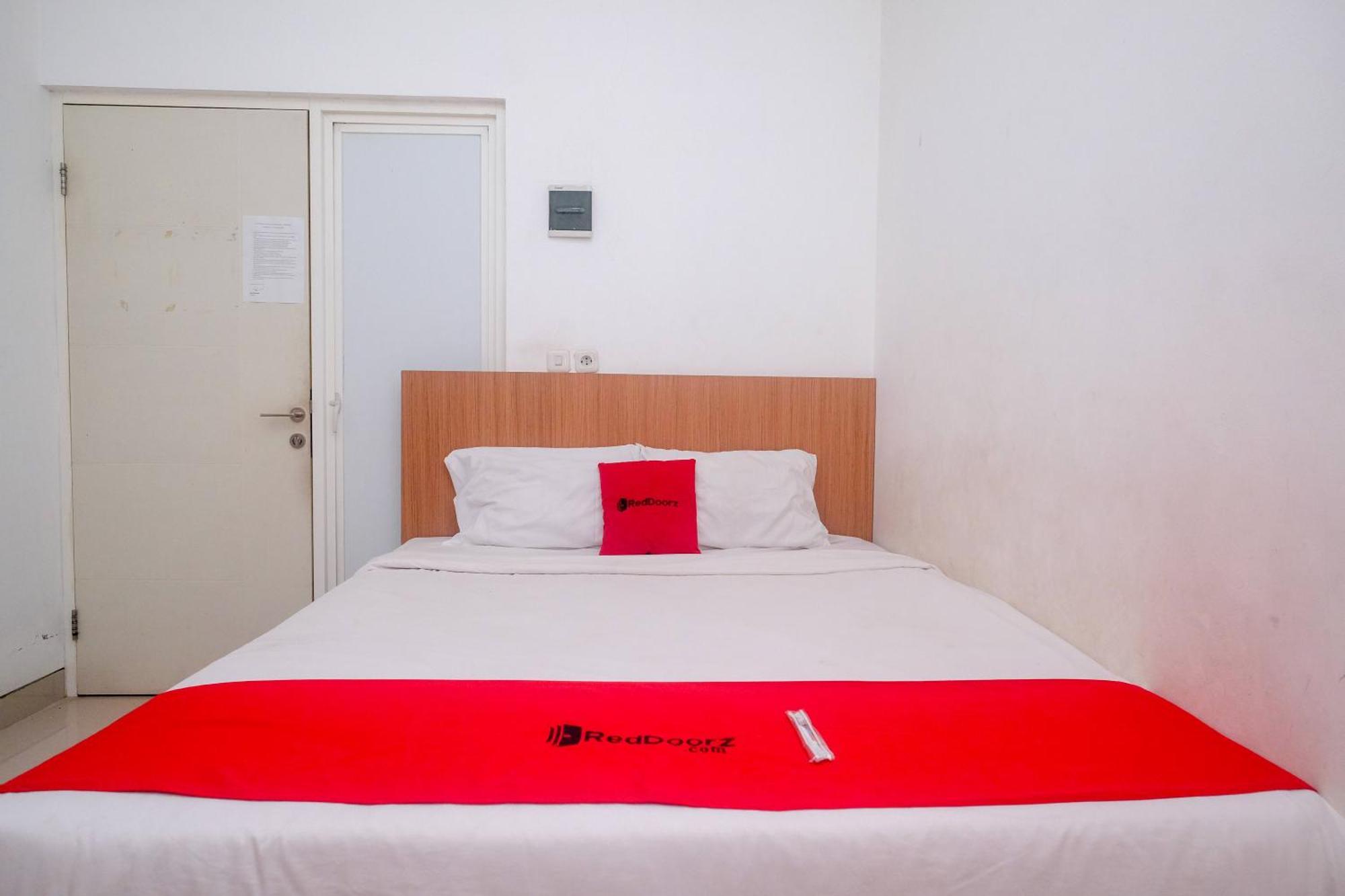 Готель Reddoorz Syariah Near Simpang Lima Semarang Jomblang Екстер'єр фото
